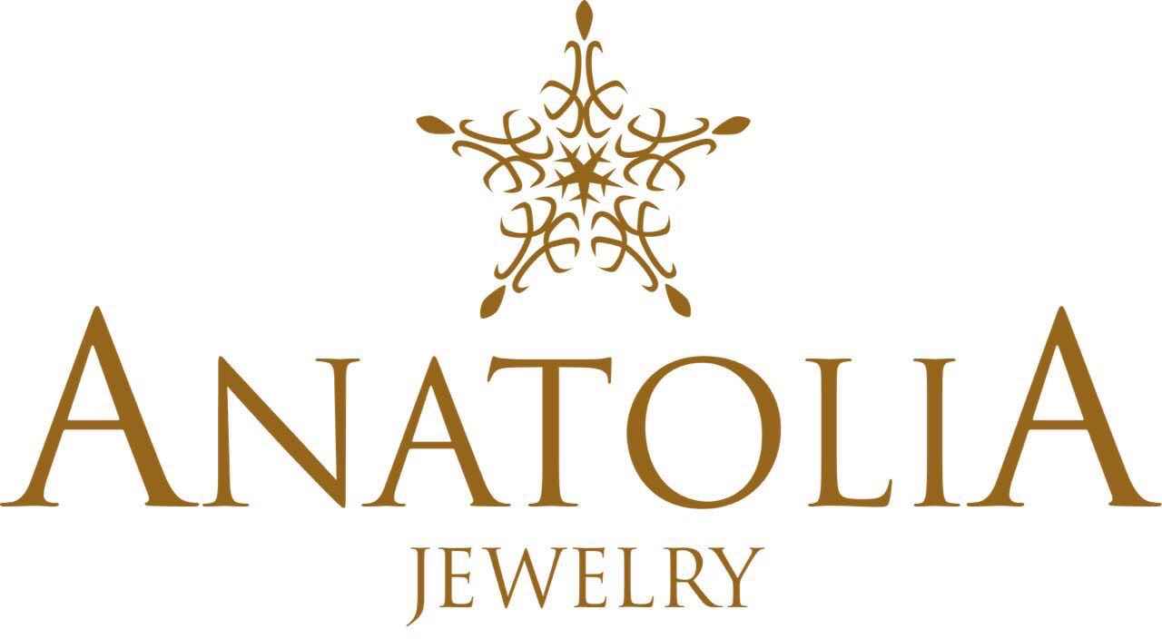 高端珠宝零售陈列，光线温润，呈现精品质感